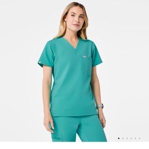 Women’s Figs Catarina Top, size small. Color Oasis. Feel free to make an offer!